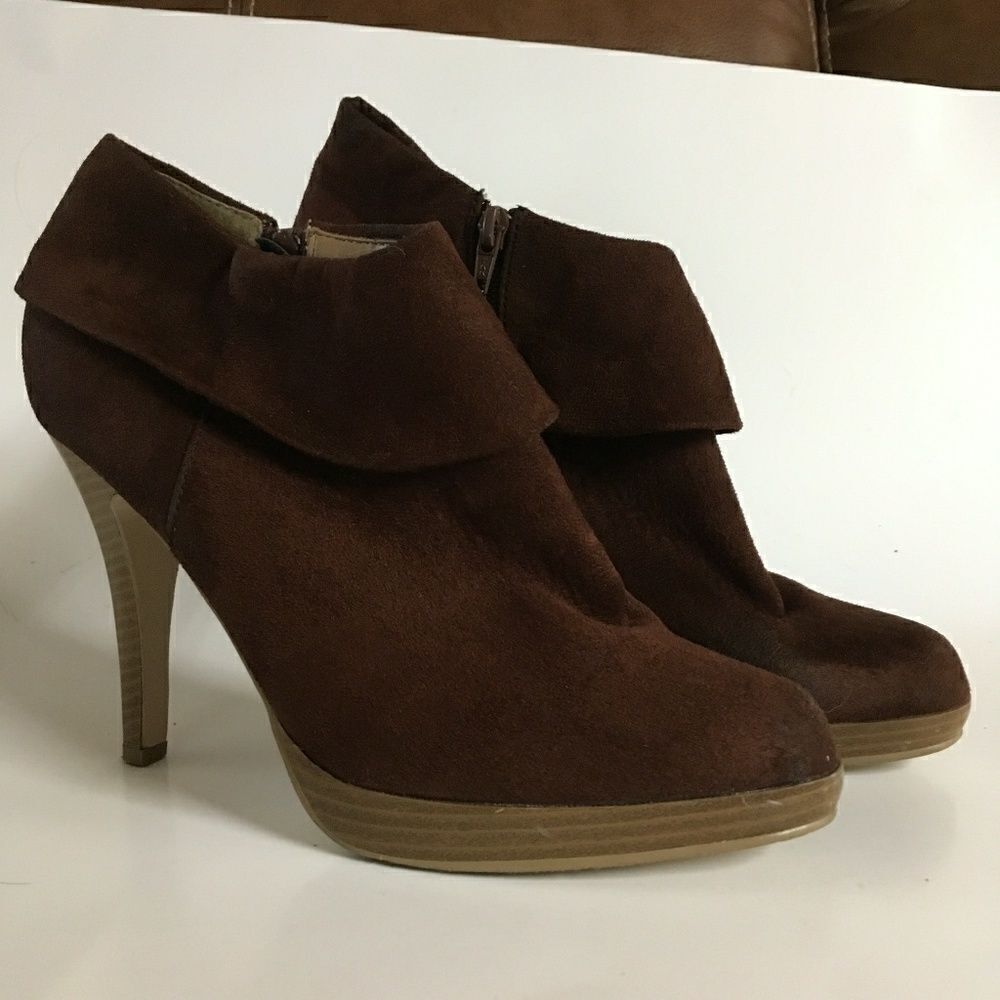 WILD DIVA BROWN SUEDE BOOTIE HEELS. SIZE 10